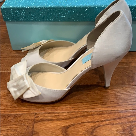 Betsy Johnson White Satin Open Toe Heel size 7.5 - Picture 5 of 7
